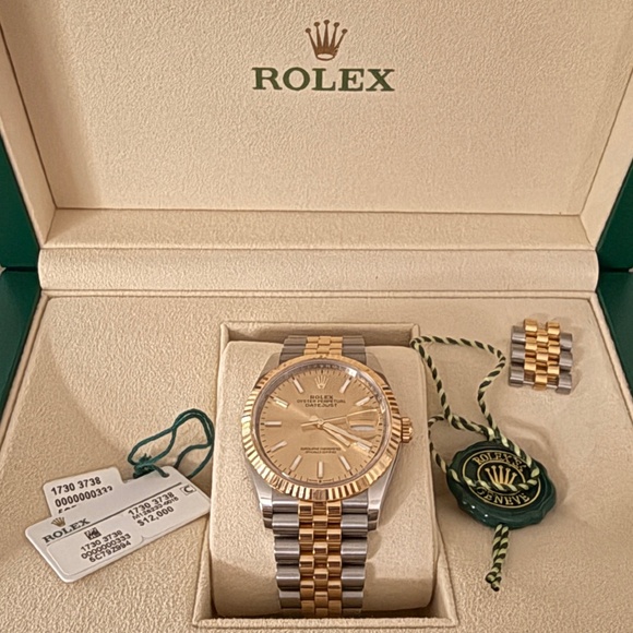 Authentic Rolex Datejust 126233 Gold and Silver Jubilee Bracelet Gold Bezel 2022 - Picture 4 of 15